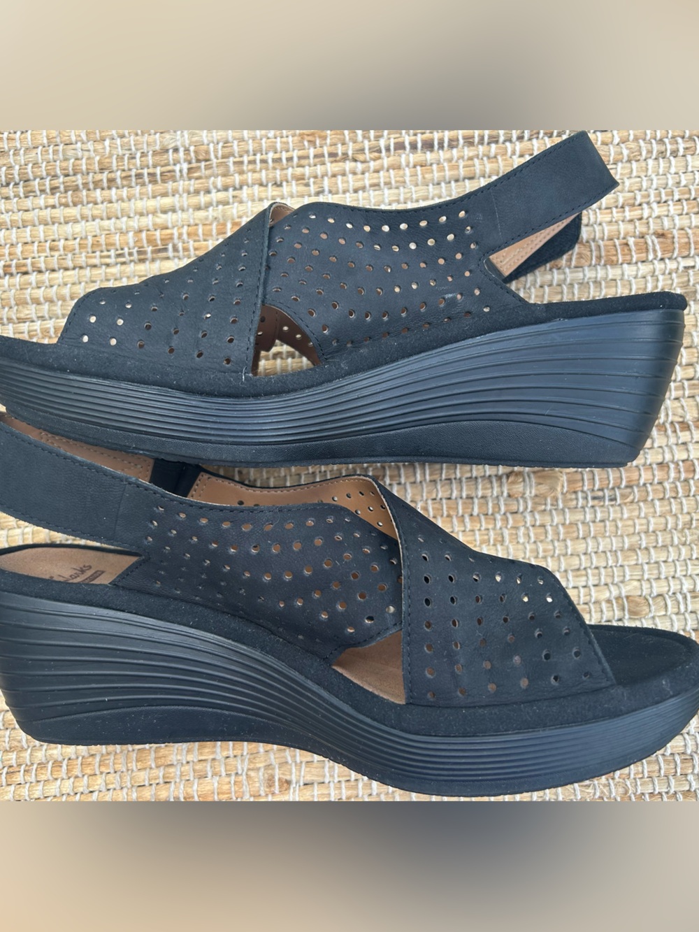 CLARKS s9 like NEW-Blk perforated sling back wedge sandals-cushioned footbed